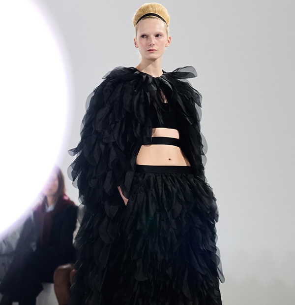 Sfilata Max Mara Primavera Estate 2026 - Frame modella in passerella con Look Nero di Giacca e Gonna con dettagli.